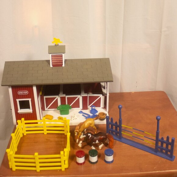 Breyer Stablemates Red Stable & 2 Horses Set - Picture 1 of 12